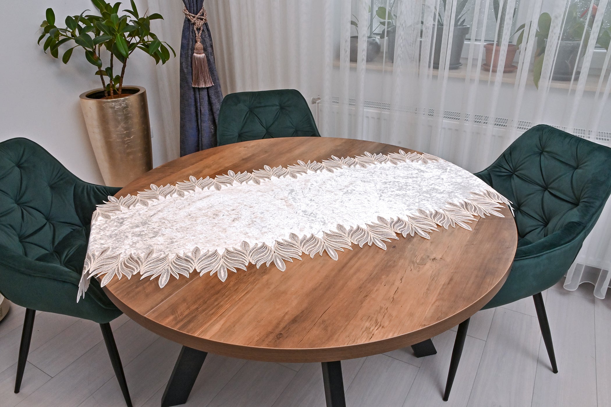 Lotus bársony asztali futó fehér színű, arany csipkével 60 x 150 cm